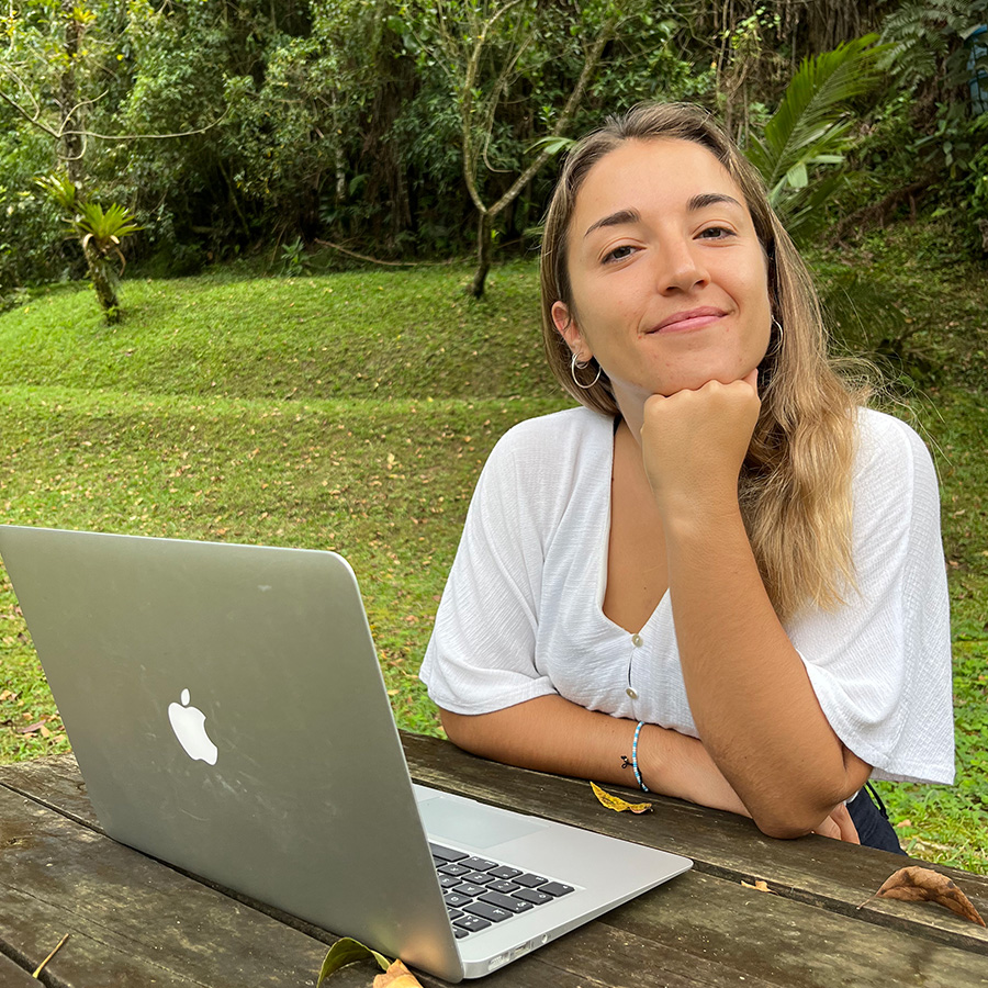 Verónica Vega, psicoterapeuta integradora especializada en gestión emocional, crianza y psiconutrición