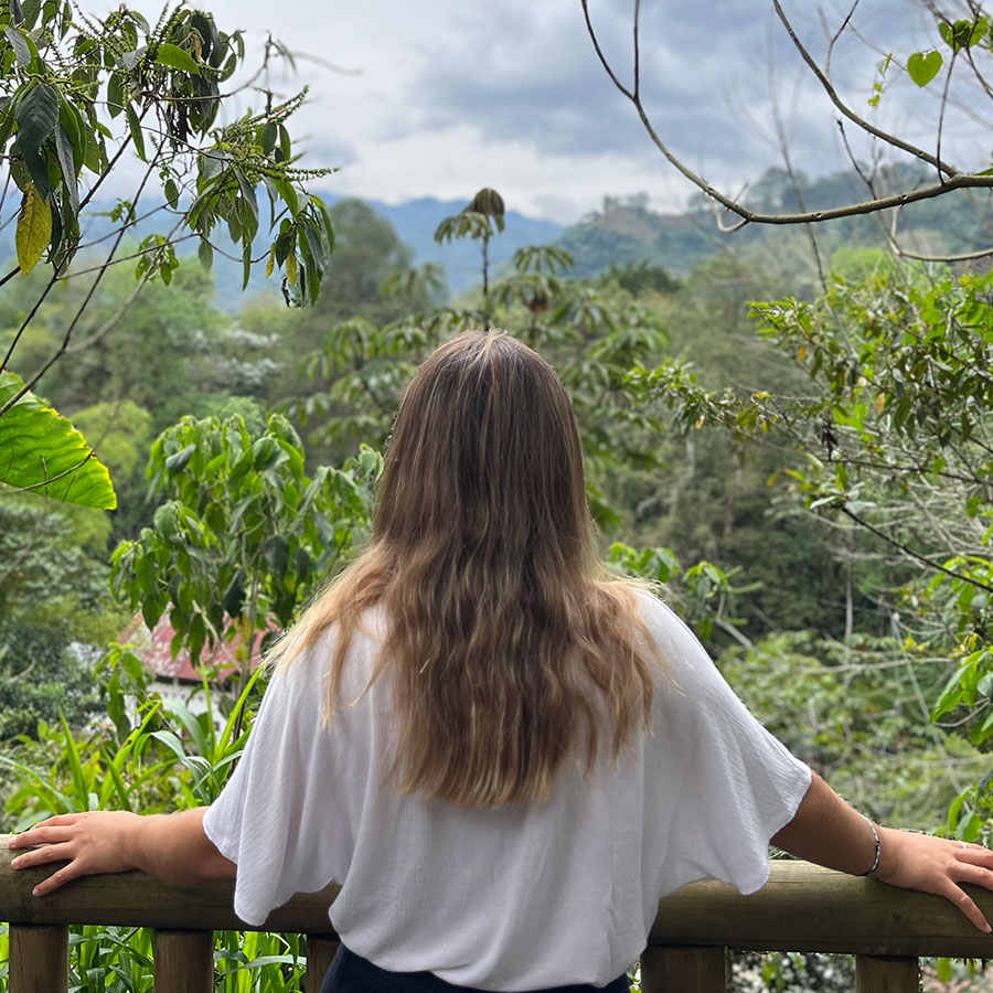 Verónica Vega, psicoterapeuta integradora especializada en gestión emocional, crianza y psiconutrición
