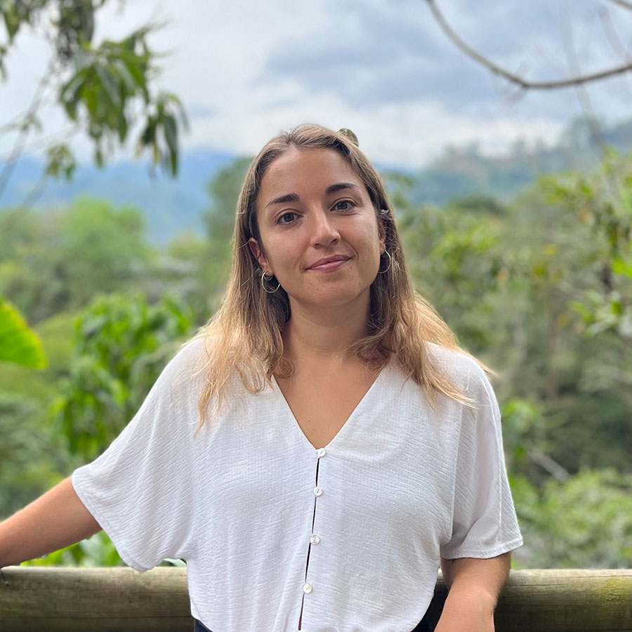 Verónica Vega, psicoterapeuta integradora especializada en gestión emocional, crianza y psiconutrición